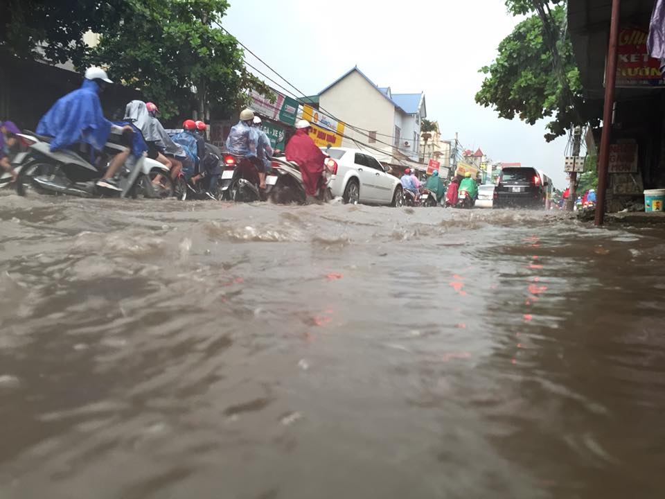 ha noi mua lon keo dai tu chieu den toi nhieu tuyen pho bi ngap
