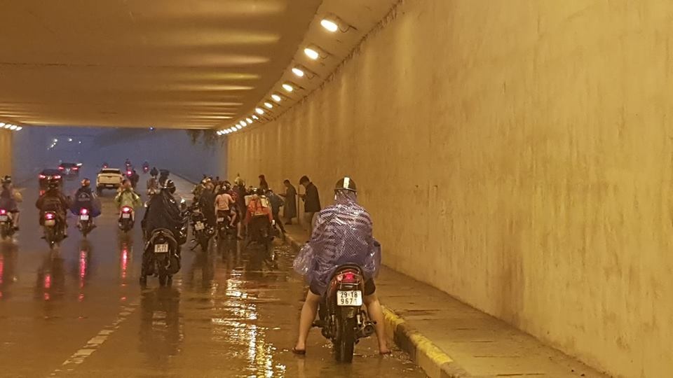 ha noi mua lon keo dai tu chieu den toi nhieu tuyen pho bi ngap