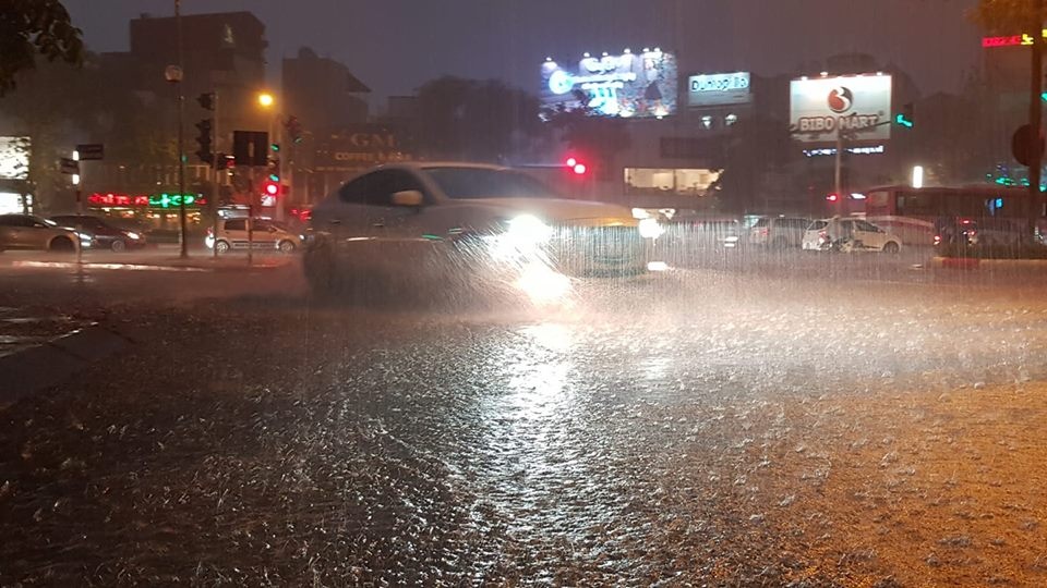 ha noi mua lon keo dai tu chieu den toi nhieu tuyen pho bi ngap