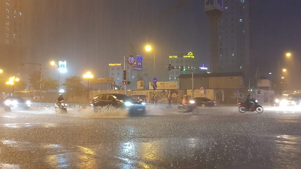 ha noi mua lon keo dai tu chieu den toi nhieu tuyen pho bi ngap