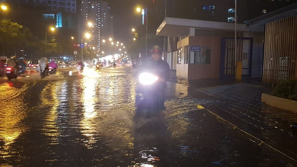 ha noi mua lon keo dai tu chieu den toi nhieu tuyen pho bi ngap
