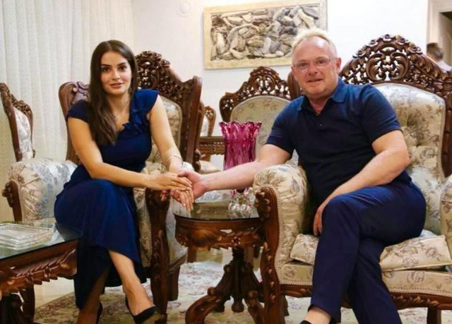 bo truong na uy mat chuc vi di du lich voi ban gai hoa hau
