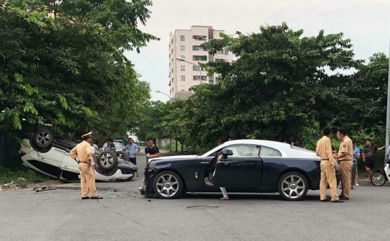 Tai nạn Rolls-Royce biển khủng và CRV: Báo giá sửa chữa 3 tỷ đồng! tai nan rolls royce bien khung va crv bao gia sua chua 3 ty dong