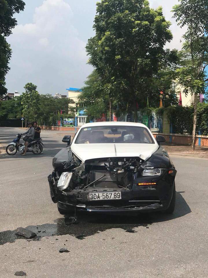 Tai nạn Rolls-Royce biển khủng và CRV: Báo giá sửa chữa 3 tỷ đồng! tai nan rolls royce bien khung va crv bao gia sua chua 3 ty dong