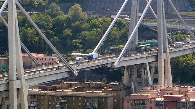 can canh hien truong tham hoa sap cau vuot can tren cao toc o genoa