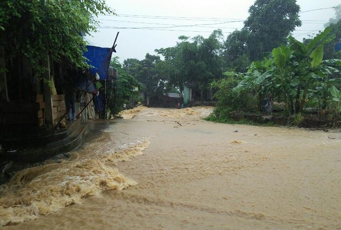 nguoi phu nu bi dat da vui lap tu vong trong mua lu