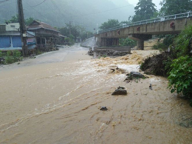 nguoi phu nu bi dat da vui lap tu vong trong mua lu