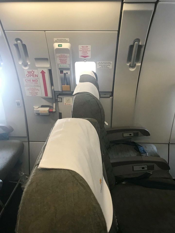 co hay khong chuyen vietnam airlines tu lap them ghe o loi thoat hiem