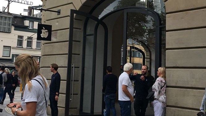 pin ipad phat no tai cua hang apple store tai amsterdam khien 3 nguoi bi thuong