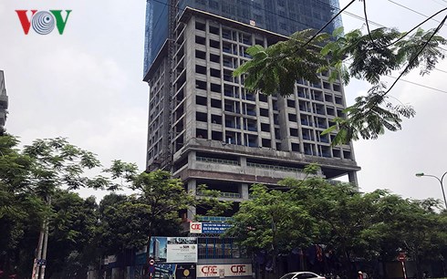 dut cap cau truc tu toa nha 29 tang khien it nhat mot nguoi bi thuong
