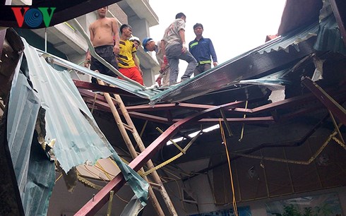 dut cap cau truc tu toa nha 29 tang khien it nhat mot nguoi bi thuong
