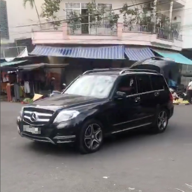 do xe mercedes giua nga tu nu tai xe con len giong thach thuc khien nhieu nguoi buc xuc