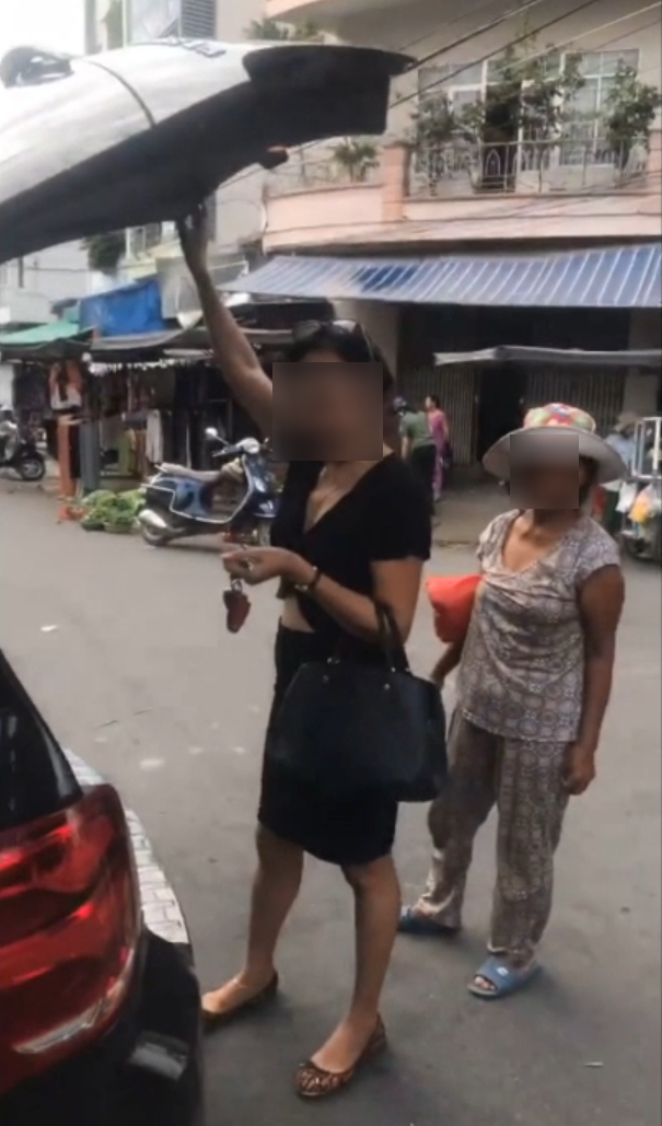 do xe mercedes giua nga tu nu tai xe con len giong thach thuc khien nhieu nguoi buc xuc