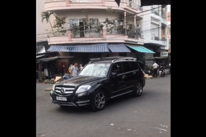 nu tai xe chay mercedes lang lach tren pho roi co hanh dong la