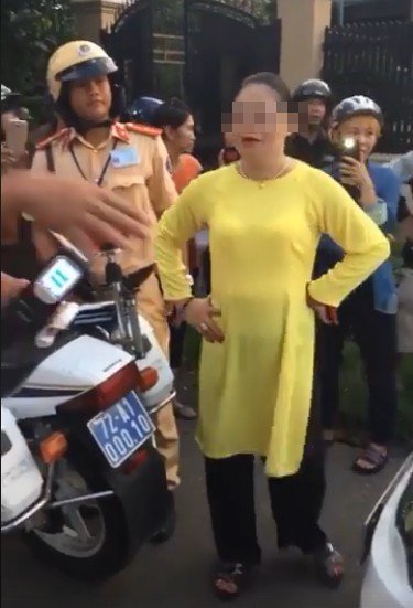 clip bi dung xe kiem tra nguoi phu nu venh mat lang ma csgt cam tat ca ghi hinh