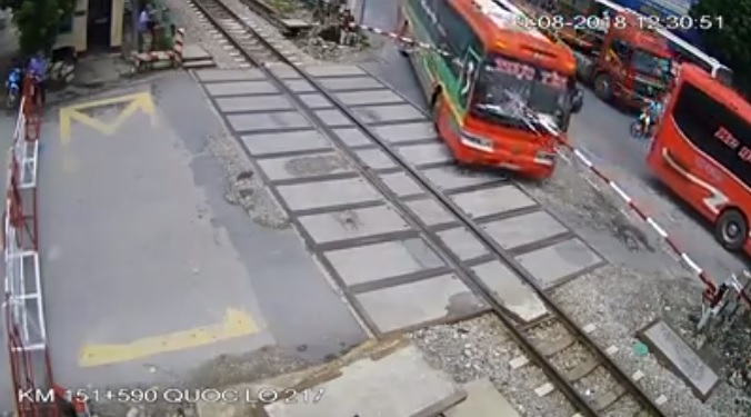 hoang hon truoc phut sinh tu cua chiec xe khach danh lai tranh xe khach phia truoc dung bat ngo