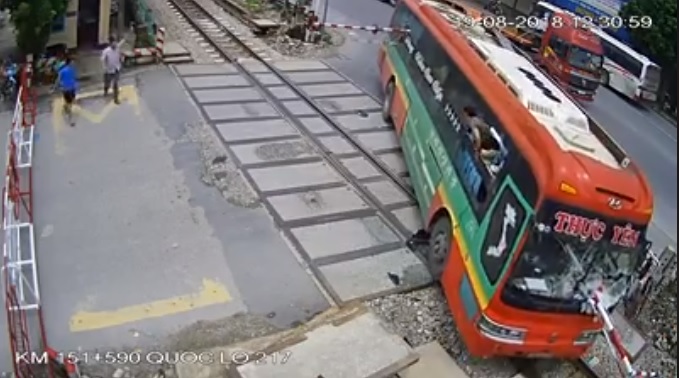 hoang hon truoc phut sinh tu cua chiec xe khach danh lai tranh xe khach phia truoc dung bat ngo