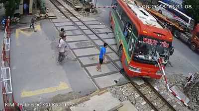 tai xe thanh hoa ke phut be lai lao thang vao gac chan tau