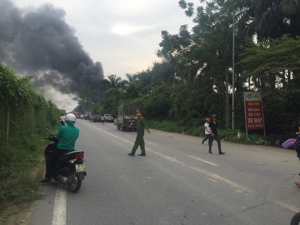 ha noi chay lon mot xuong son dau giap duong dai lo thang long