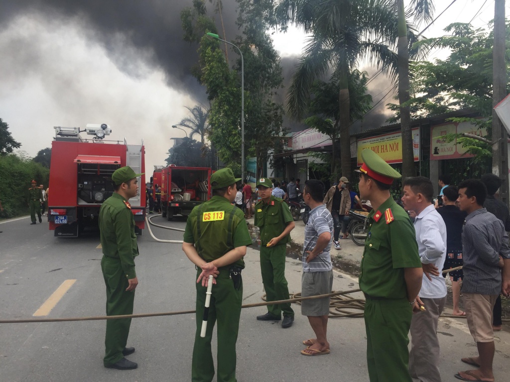 ha noi chay lon mot xuong son dau giap duong dai lo thang long