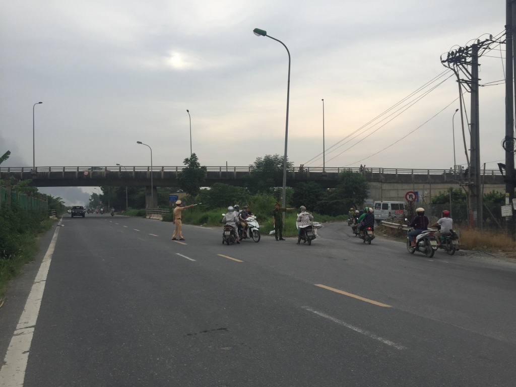 ha noi chay lon mot xuong son dau giap duong dai lo thang long