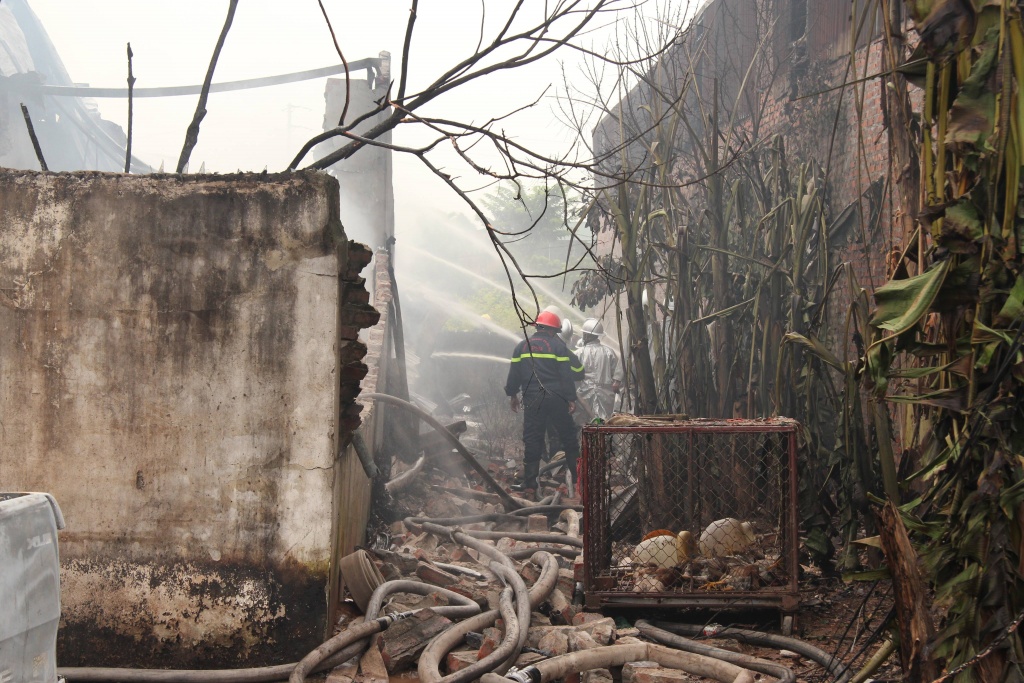 ha noi chay lon mot xuong son dau giap duong dai lo thang long
