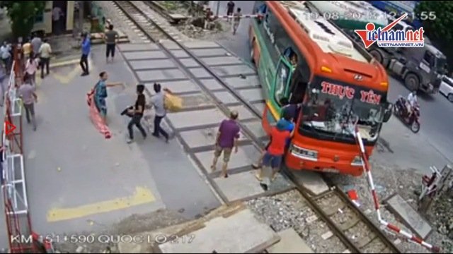 tai xe thanh hoa ke phut be lai lao thang vao gac chan tau