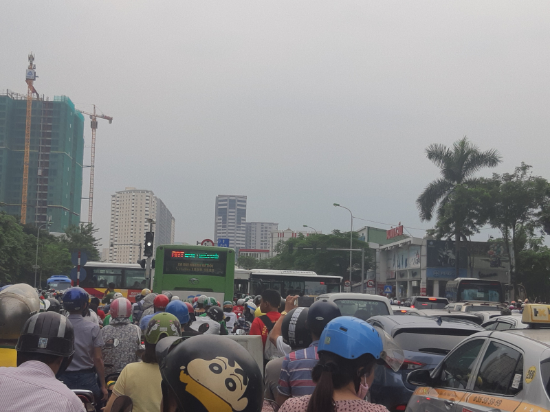 Ngã tư trọng điểm trục trặc đèn tín hiệu, hàng ngàn người chôn chân nga tu trong diem truc trac den tin hieu hang ngan nguoi chon chan