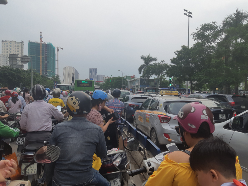 Ngã tư trọng điểm trục trặc đèn tín hiệu, hàng ngàn người chôn chân nga tu trong diem truc trac den tin hieu hang ngan nguoi chon chan