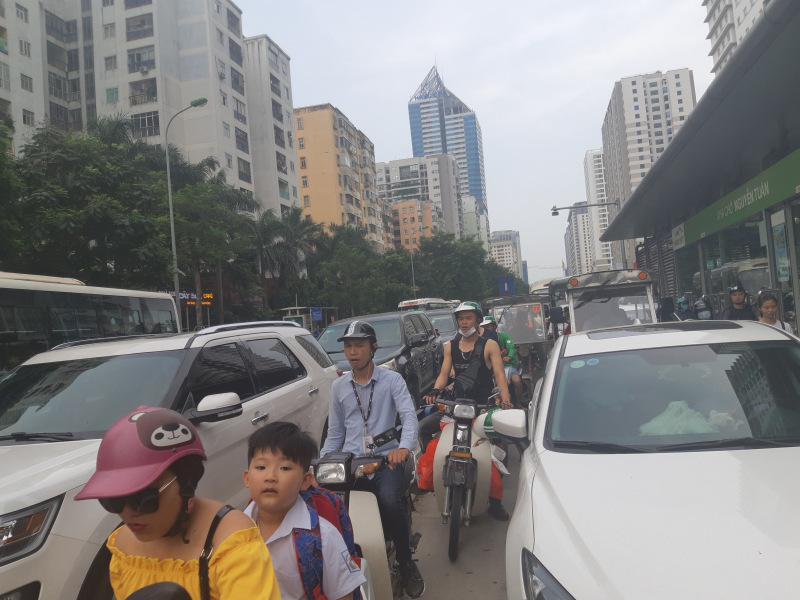 Ngã tư trọng điểm trục trặc đèn tín hiệu, hàng ngàn người chôn chân nga tu trong diem truc trac den tin hieu hang ngan nguoi chon chan