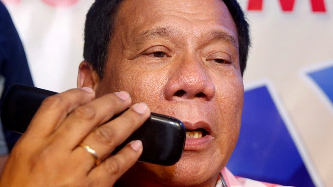ong duterte muon doi dien thoai cui vi so cia nghe len