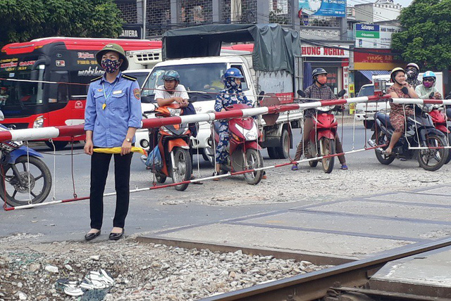 nhan vien gac chan chay hang tram met bao dung tau tranh duoc tham nan thuong tam