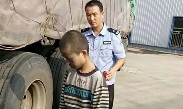 trung quoc be trai bam duoi gam xe tai suot 1000 km