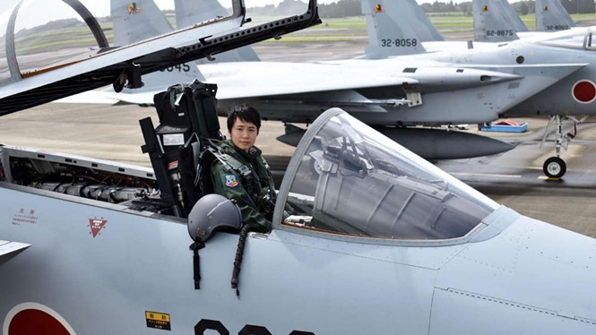 tu co be me top gun den nu phi cong may bay chien dau dau tien cua nhat