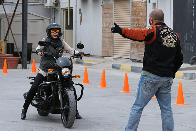 xem hoi chi em a rap choi xe moto harley davidson