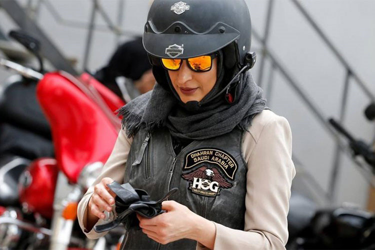 xem hoi chi em a rap choi xe moto harley davidson