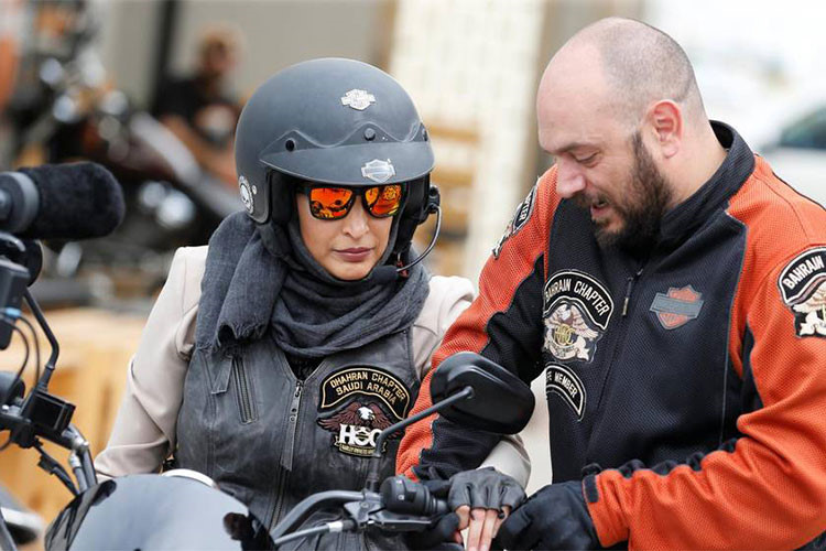 xem hoi chi em a rap choi xe moto harley davidson
