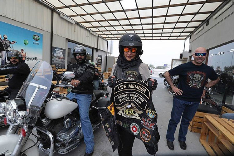 xem hoi chi em a rap choi xe moto harley davidson