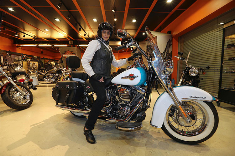 xem hoi chi em a rap choi xe moto harley davidson