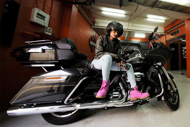 xem hoi chi em a rap choi xe moto harley davidson
