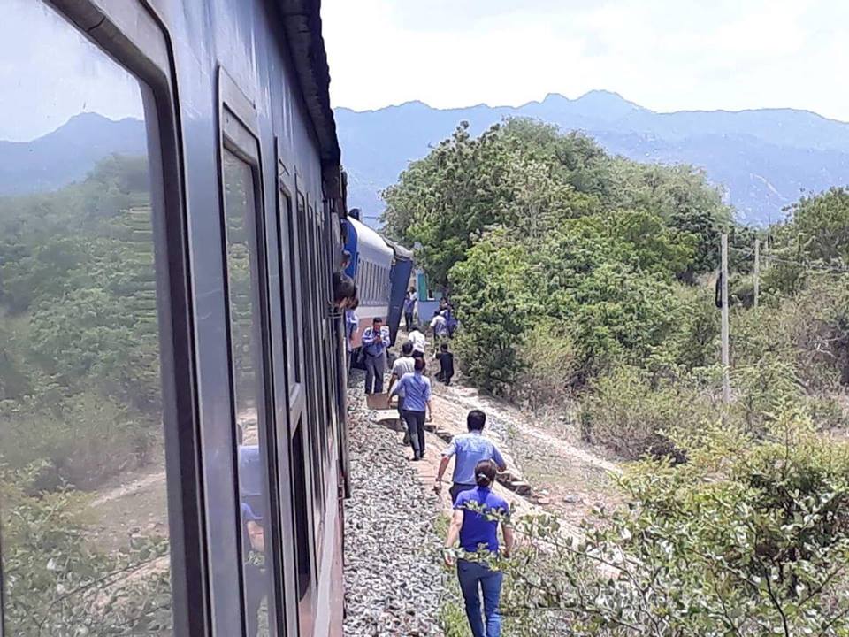 Tàu SE7 bất ngờ trật khỏi đường ray, hai toa bị đổ nghiêng tau se7 bat ngo trat khoi duong ray hai toa bi do nghieng
