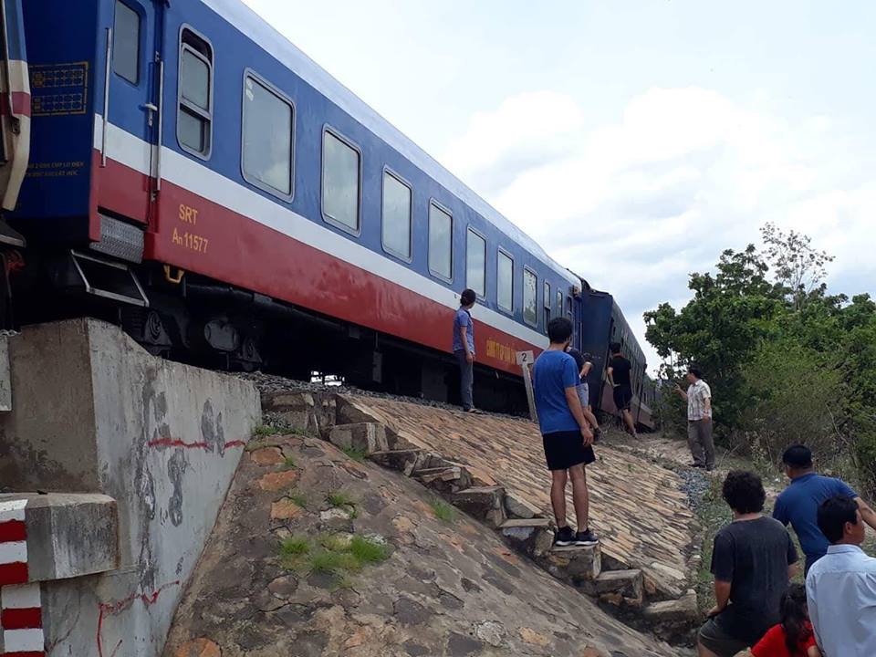 tau se7 bat ngo trat khoi duong ray hai toa bi do nghieng