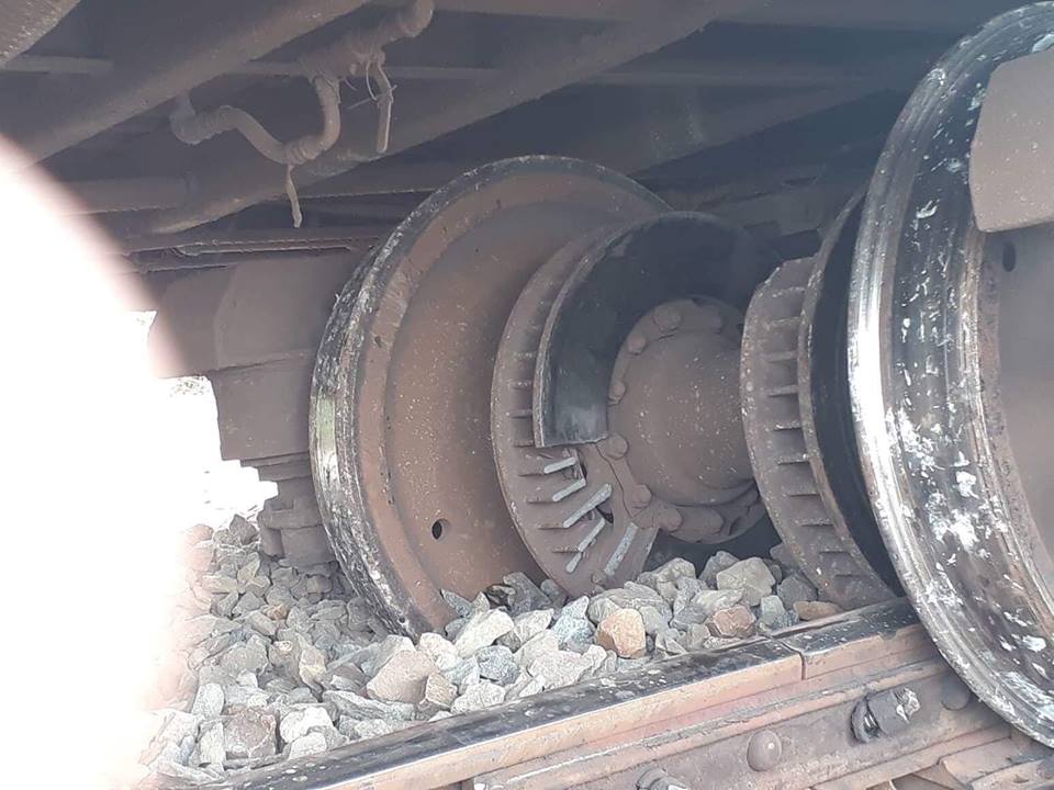 tau se7 bat ngo trat khoi duong ray hai toa bi do nghieng