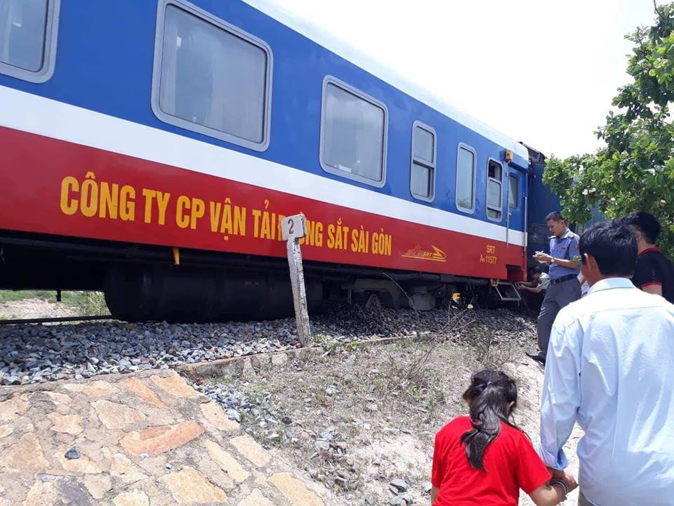 Tàu SE7 bất ngờ trật khỏi đường ray, hai toa bị đổ nghiêng tau se7 bat ngo trat khoi duong ray hai toa bi do nghieng