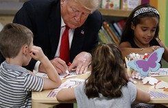 Vẽ sai màu quốc kỳ, Tổng thống Trump bị cư dân mạng chế giễu