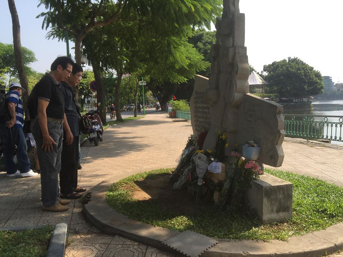 nguoi dan mang hoa toi bia ben ho truc bach tuong niem tns mccain