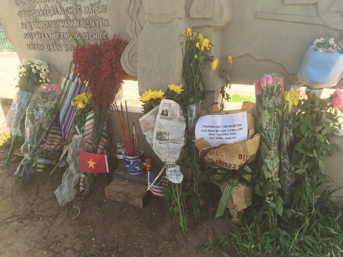 nguoi dan mang hoa toi bia ben ho truc bach tuong niem tns mccain