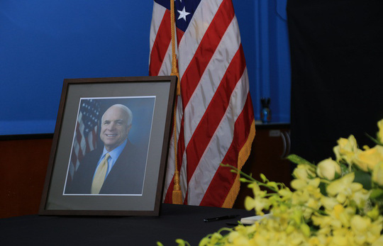 nguoi dan den vieng ghi gi trong so tang thuong nghi si john mccain