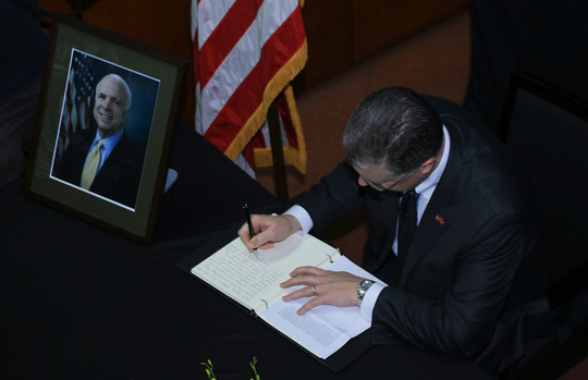 nguoi dan den vieng ghi gi trong so tang thuong nghi si john mccain