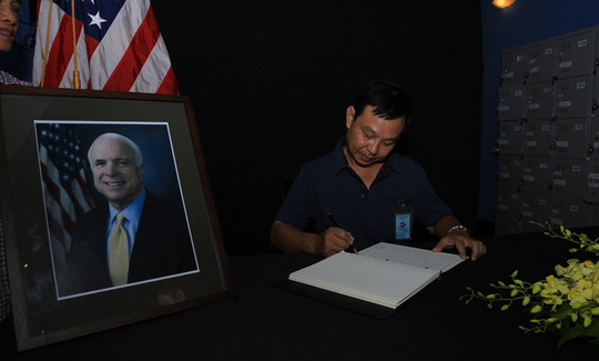 nguoi dan den vieng ghi gi trong so tang thuong nghi si john mccain